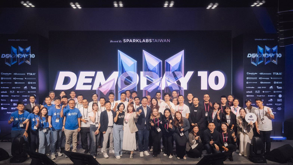 阿爾發金融科技集團合影,由來自外商金融機構資深金融人楊琇惠(第一排左九)與陳志彥(第一排左五)創立,超過30年的財富管理經驗與年輕新創科技人的完美結合,致力於財富管理科技創新與嵌入式金融推動台灣財富管理革新,為台灣唯一聚焦機構法人資產管理的機器人理財公司,已成功導入多家教育機構與企業場景。圖/阿爾發